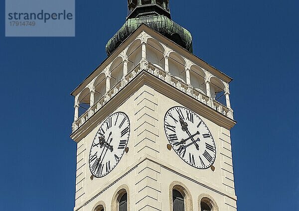 Uhrenturm der St. -Wenzeslaus Kirche  Mikulov  Tschechische Republik  Europa