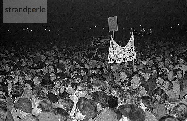 DDR  Berlin  03. 12. 1989  SchalkNarren  Protest gegen das SED Regime vor dem ZK der SED Gebäude  drinnen tagt das ZK der SED