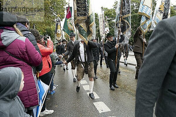 Männer in bayerischen Trachtenhosen unterhalten sich mit der Menge beim traditionellen Trachten- und Schützenumzug am ersten Oktoberfestwochenende. München  Deutschland  Europa