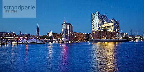 Elbphilharmonie und Columbus Haus am Abend  Hafencity  Hamburg  Deutschland  Europa