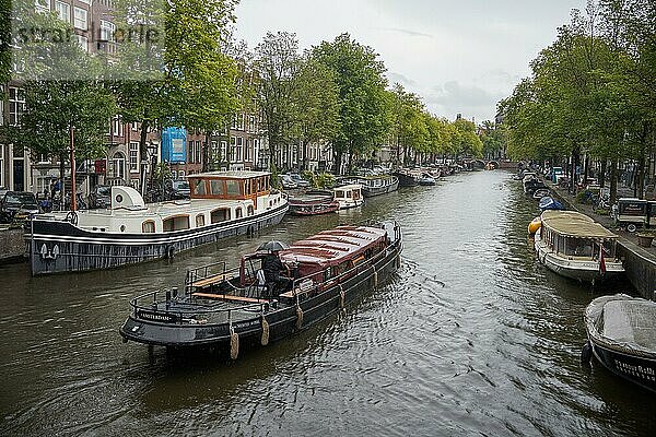 Hausboote liegen in einer Gracht in Amsterdam Amsterdam  Nordholland  Niederlande  Europa