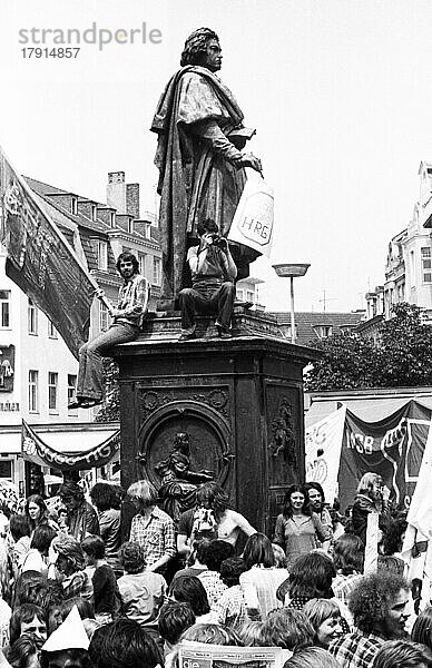 Mehrere tausend Studenten  vom ihrem Verband dem Verband deutscher Studentenschaften (VDS) dazu aufgerufen  demonstrierten am 22. 6. 1976 in Bonn gegen das Hochschulrahmengesetz  Berufsverbote  Disziplinierung und fuer mehr Bafög  Deutschland  Europa