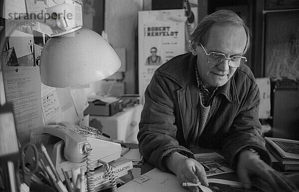 DDR  Berlin  15. 4. 1989  Künstler Robert Rehfeldt in seinem Atelier