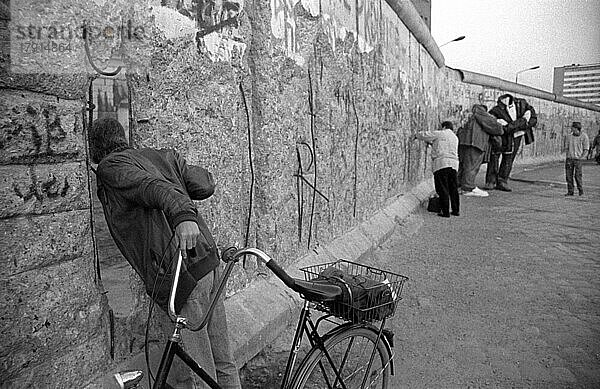 DDR  Berlin  22. 02. 1990. Mauer am Potsdamer Platz  Pappfiguren  © Rolf Zoellner