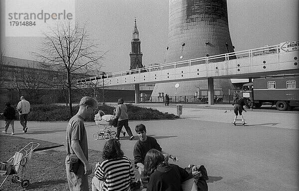 Deutschland  Berlin  14. 03. 1991  Alexanderplatz  Jugendliche am Fernsehturm  Marienkirche  Europa