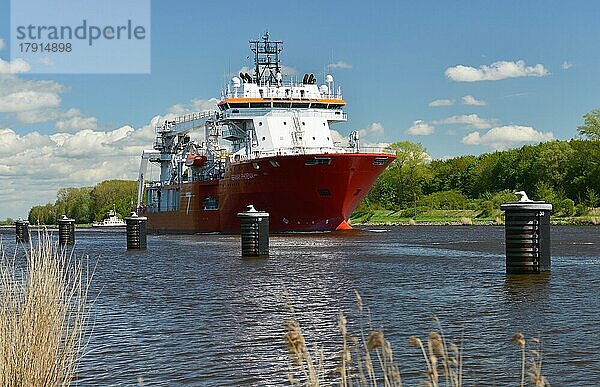 Schiff Seaway Phoenix an einer Schiffsweiche mit Dalben auf dem Nord-Ostsee-Kanal  Schleswig-Holstein  Deutschland  Europa
