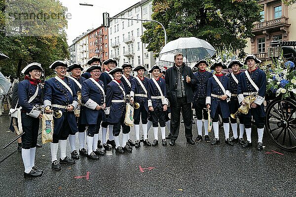 Der bayerische Staatspräsident Markus Söder posiert für ein Foto vor dem Start des Trachten- und Schützenumzugs am ersten Oktoberfestwochenende. München  Deutschland  Europa