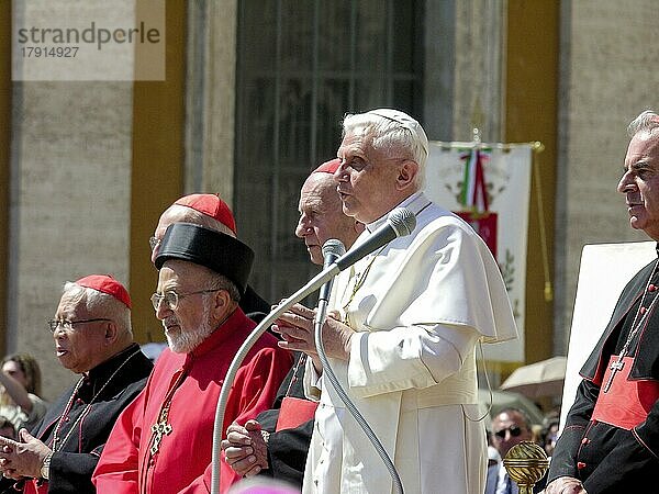 Papst Benedikt XVI. Joseph Ratzinger betet mit Kärdinälen zur 1. Audienz am 27. 04. 2005  Dom St. Peter  Petersdom  Piazza San Pietro  Petersplatz  Vatikan  Rom  Latium  Italien  Europa