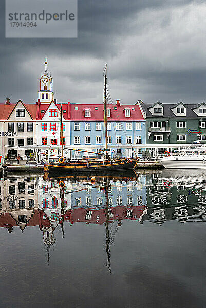 Gebäude am Meer und Spiegelungen im Wasser des Hafens von Torshavn  Insel Streymoy  Färöer Inseln  Dänemark  Europa