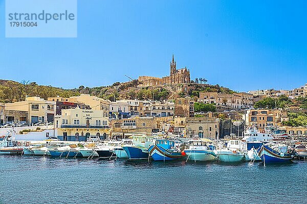 Hafen von Mgarr  mit der Kirche der Madonna von Lourdes im Hintergrund  Ghajnsielem  Gozo  Malta  Mittelmeer  Europa
