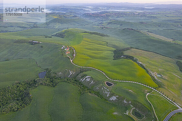 Orcia-Tal bei Sonnenaufgang im Frühling  Orcia-Tal  Toskana  Italien  Europa