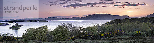 Sonnenuntergang über Castle Stalker und Loch Linnhe  Argyll  Schottland  Vereinigtes Königreich  Europa