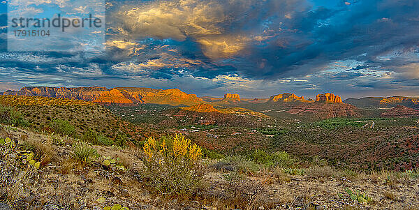 Das Dorf Oak Creek an der Südseite von Sedona vom Südende des Flughafens Mesa bei Sonnenuntergang gesehen  Arizona  Vereinigte Staaten von Amerika  Nordamerika