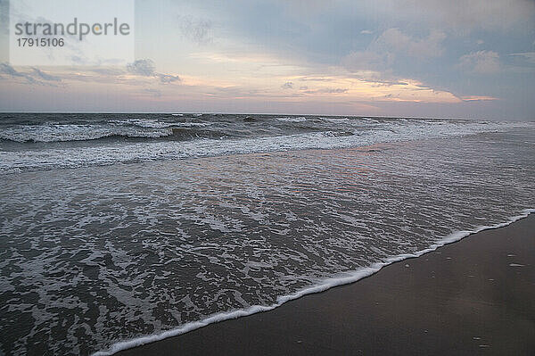 Wellen des Atlantiks bei Sonnenuntergang  Holden Beach  North Carolina  Vereinigte Staaten von Amerika  Nord-Amerika