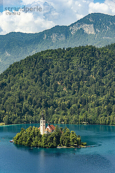 Die Kirche Mariä Himmelfahrt auf ihrer eigenen Insel  Bleder See  Slowenien  Europa