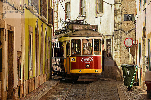 Straßenbahn auf der Linie 28 durch die engen Gassen der Alfama-Altstadt  Lissabon  Portugal  Europa