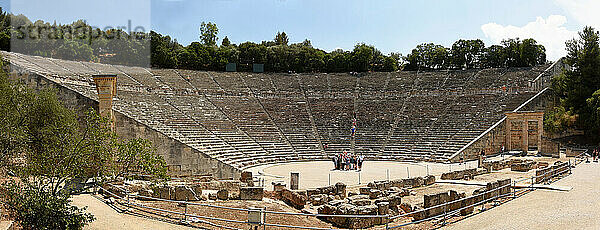 Antikes Theater von Asklepieion  in der antiken Stadt Epidaurus  UNESCO-Weltkulturerbe  Lygouno  Argolische Halbinsel  Griechenland  Europa