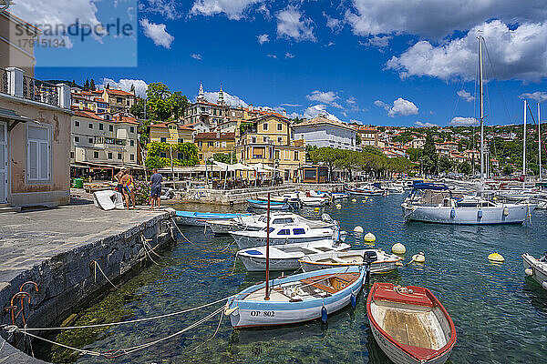 Blick auf Hotels und Kirche mit Blick auf den Yachthafen von Volosko  Kvarner-Bucht  Ost-Istrien  Kroatien  Europa