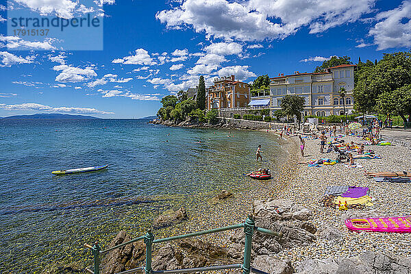 Blick auf das Hotel und die Adria in der Nähe von Opatija  Kvarner-Bucht  Ost-Istrien  Kroatien  Europa
