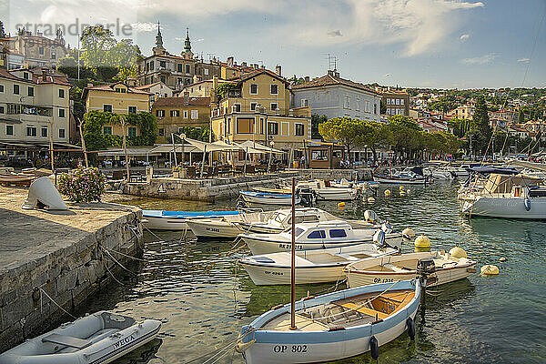 Blick auf die Boote im Yachthafen und die Restaurants am Hafen während der goldenen Stunde in Volosko  Opatija  Kvarner Bucht  Kroatien  Europa