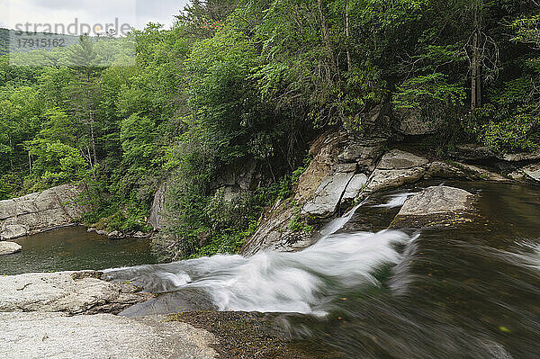 Elk River Falls im Sommer  Blue Ridge Mountains  North Carolina  Vereinigte Staaten von Amerika  Nord-Amerika