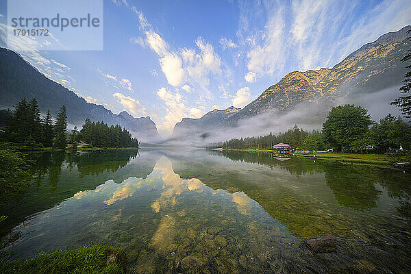 Toblacher See bei Sonnenaufgang im Sommer  Südtirol  Italien  Europa