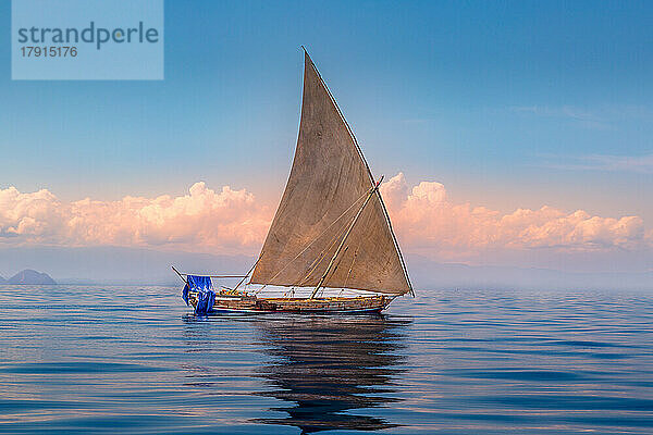 Traditionelles Holzsegelschiff auf See vor der Nordwestküste von Madagaskar  Indischer Ozean  Afrika