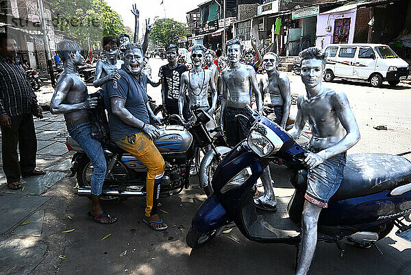 Gruppe von Jungen  die sich rebellisch mit Silberfarbe bemalt haben  um Holi  das hinduistische Fest der Farben  zu feiern  Vadodara  Gujarat  Indien  Asien