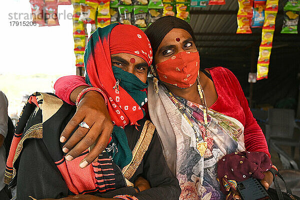 Zwei Hijras  Transgender-Personen  gute Freunde  in einem Dhaba am Straßenrand  die versuchen  jede Arbeit anzunehmen  die sie bekommen können  Bavla  Gujarat  Indien  Asien