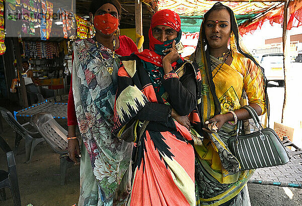 Drei Hijras  Transgender-Personen  in einem Dhaba am Straßenrand  die versuchen  irgendeine Arbeit zu finden  wo sie können  Bavla  Gujarat  Indien  Asien