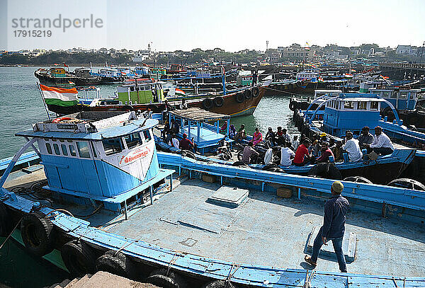 Hafen mit vielen Arbeits- und Fischerbooten  Dwarka  Gujarat  Indien  Asien