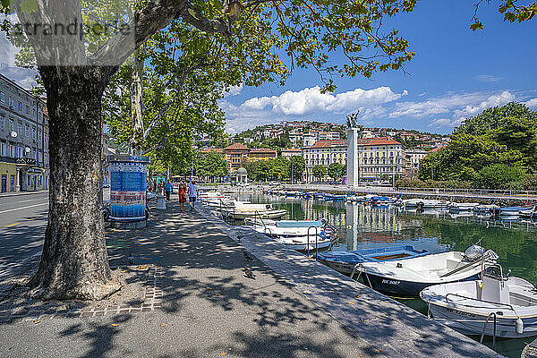 Blick auf den Mrtvi-Kanal und das Denkmal der Befreiung in der Altstadt  Rijeka  Kvarner-Bucht  Kroatien  Europa