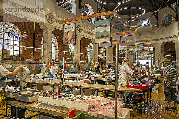 Blick auf das Innere des Fischmarktes auf dem Zentralmarkt  Rijeka  Kroatien  Europa