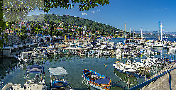 Blick auf Boote im Yachthafen und die Adria bei Icici  Icici  Kvarner Bucht  Kroatien  Europa