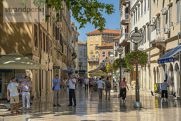 Blick auf Geschäfte  Menschen und verzierte Architektur am Korzo  Rijeka  Kvarner Bucht  Kroatien  Europa