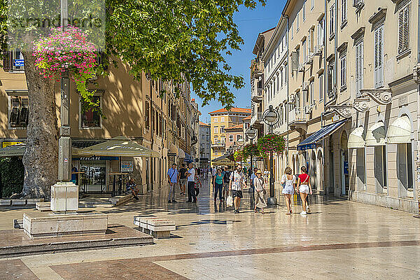 Blick auf Geschäfte  Menschen und verzierte Architektur am Korzo  Rijeka  Kvarner Bucht  Kroatien  Europa
