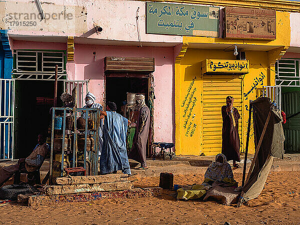 Einheimische in den Straßen von Boutilimit  Mauretanien  Wüste Sahara  Westafrika  Afrika