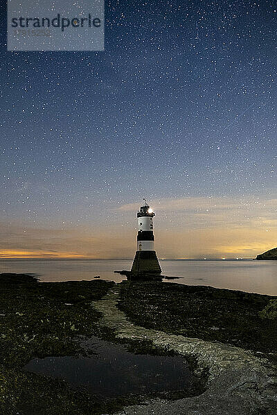 Sternenhimmel über dem Leuchtturm Trwyn Du (Penmon-Leuchtturm)  Penmon Point  Anglesey  Nordwales  Vereinigtes Königreich  Europa