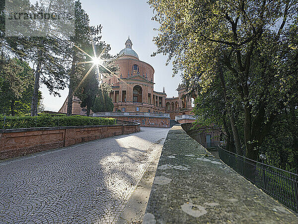 Heiligtum von San Luca bei Sonnenaufgang in Bologna mit einem Sonnenstrahl  Bologna  Emilia Romagna  Italien  Europa
