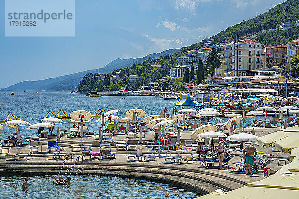 Blick auf Restaurants und Sonnenschirme auf der Lungomare-Promenade in der Stadt Opatija  Opatija  Kvarner Bucht  Kroatien  Europa