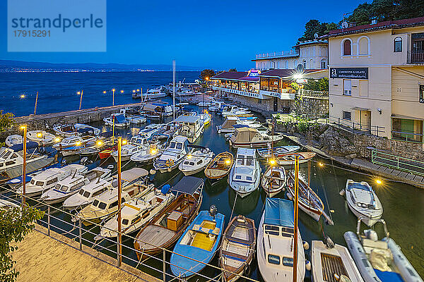 Blick auf Café und Restaurant mit Blick auf den Hafen in der Abenddämmerung  Dorf Lovran  Lovran  Kvarner-Bucht  Ost-Istrien  Kroatien  Europa