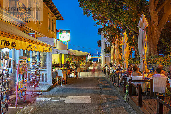 Blick auf Café und Restaurant in der Nähe des Hafens in der Abenddämmerung  Dorf Lovran  Lovran  Kvarner-Bucht  Ost-Istrien  Kroatien  Europa