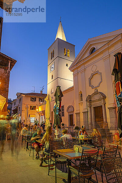 Blick auf die St.-Georgs-Kirche und Essen im Freien in der Abenddämmerung im Dorf Lovran  Lovran  Kvarner-Bucht  Ost-Istrien  Kroatien  Europa