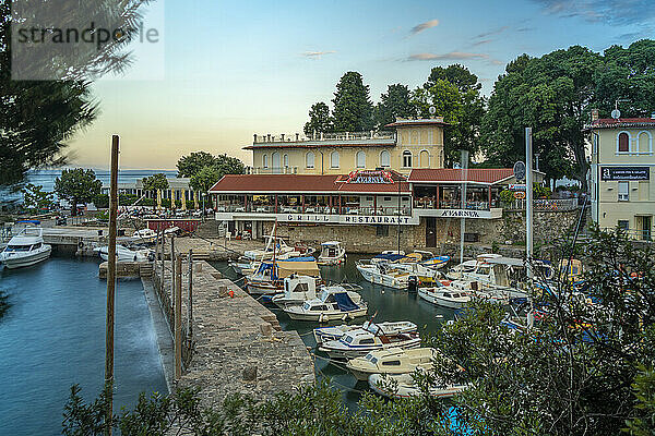 Blick auf Café und Restaurant mit Blick auf Boote im Hafen  Dorf Lovran  Lovran  Kvarner-Bucht  Ost-Istrien  Kroatien  Europa