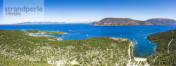 Luftaufnahme der grünen Wälder  die das blaue Meer am idyllischen Strand von Foki umgeben  Fiskardo  Kefalonia  Ionische Inseln  Griechische Inseln  Griechenland  Europa