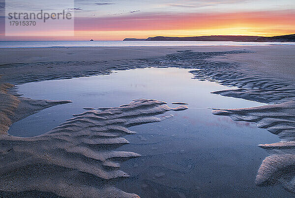 Gezeitentümpel an einem einsamen Sandstrand bei Sonnenaufgang  Harlyn Bay  Cornwall  England  Vereinigtes Königreich  Europa
