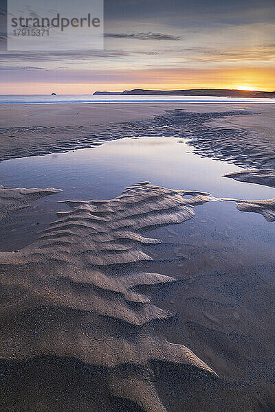 Sonnenaufgang über Harlyn Beach in North Cornwall  England  Vereinigtes Königreich  Europa
