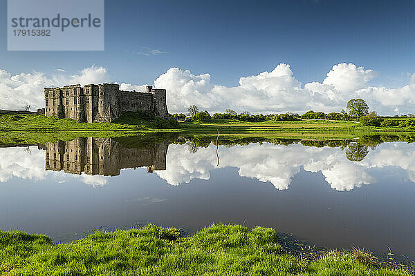 Die herrlichen Ruinen von Carew Castle spiegeln sich im Frühling im Mühlenteich  Carew  Pembrokeshire  Wales  Vereinigtes Königreich  Europa