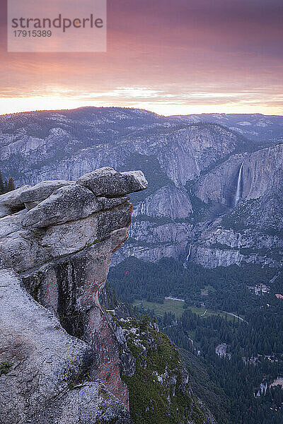 Rosafarbener Sonnenuntergang über dem Yosemite Valley vom Glacier Point aus  Yosemite National Park  UNESCO Weltkulturerbe  Kalifornien  Vereinigte Staaten von Amerika  Nordamerika