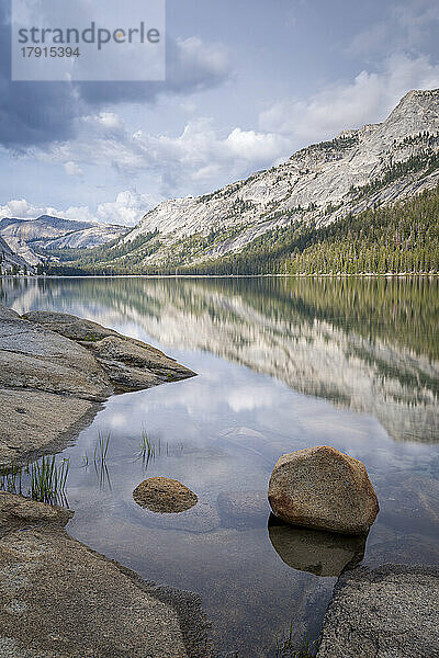 Bergspiegelungen im ruhigen Wasser des Tenaya Lake im Yosemite National Park  UNESCO Weltkulturerbe  Kalifornien  Vereinigte Staaten von Amerika  Nordamerika